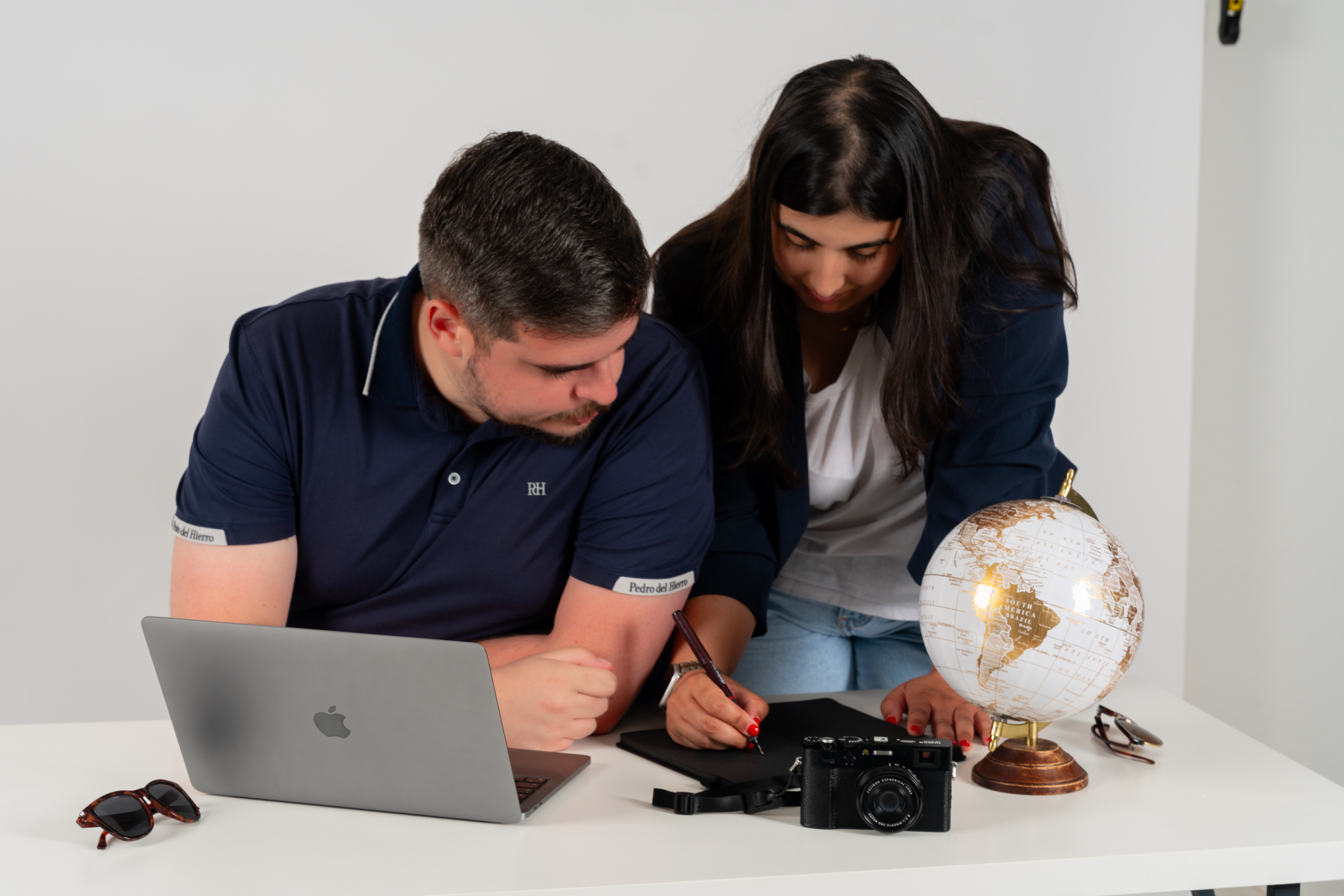João e Micaela a trabalhar na Planit Travel